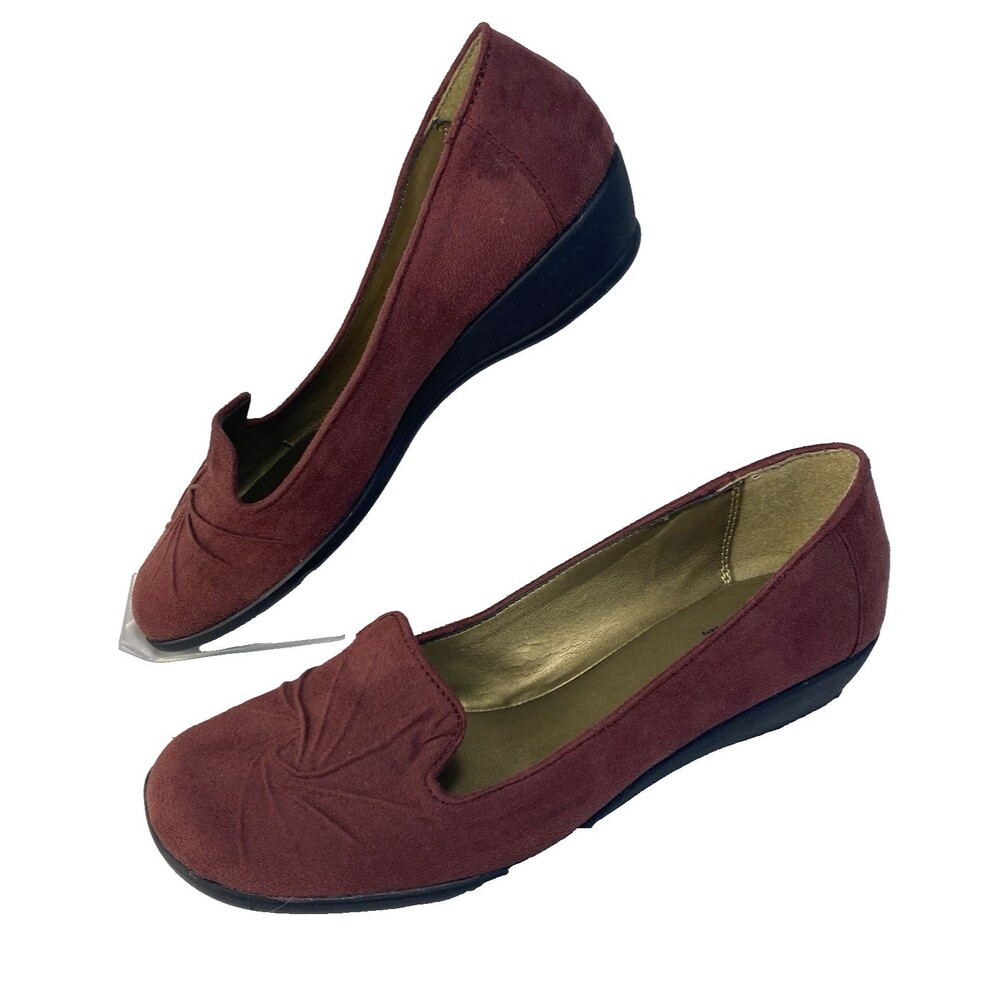 HUSH PUPPIES Women's US 8.5 M Soft Style Wedge Faux Suede Flats Shoes (Burgandy)